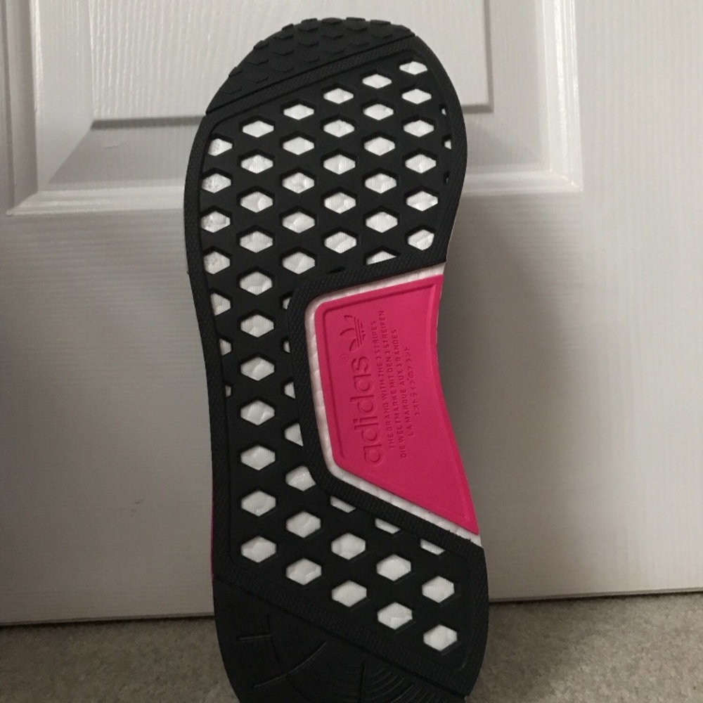 Women’s Addidas NMD R1 - Picture 3 of 5
